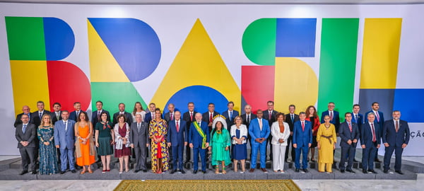 Imagem colorida de Lula e seus ministros - Metrópoles