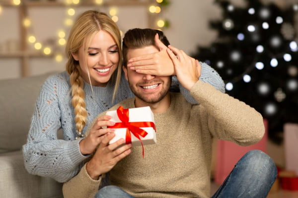 Presente de Natal surpresa com homem e mulher