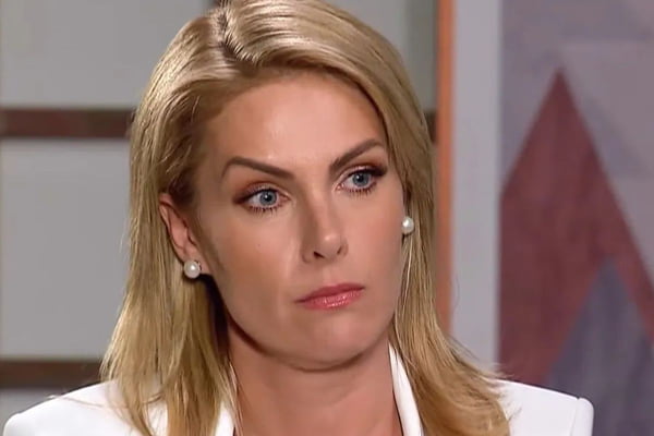 Foto colorida de Ana Hickmann séria - Metrópoles