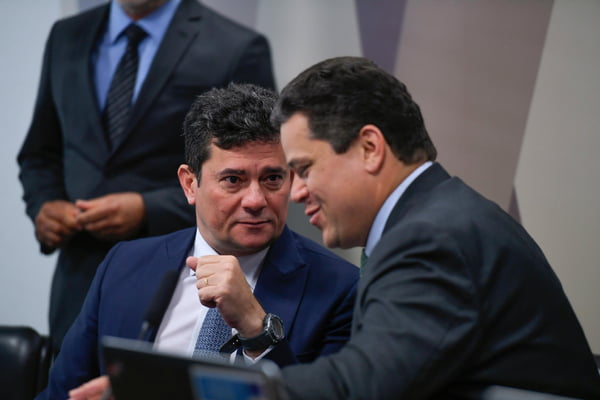Sergio Moro conversa com o senador Davi Alcolumbre durante sessão de uma das comissões do Senado