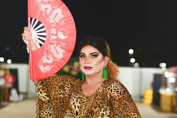 Imagem colorida mostra drag queen que foi impedida de lançar livro pelo sesc e será indenizada pela justiça - Metrópoles