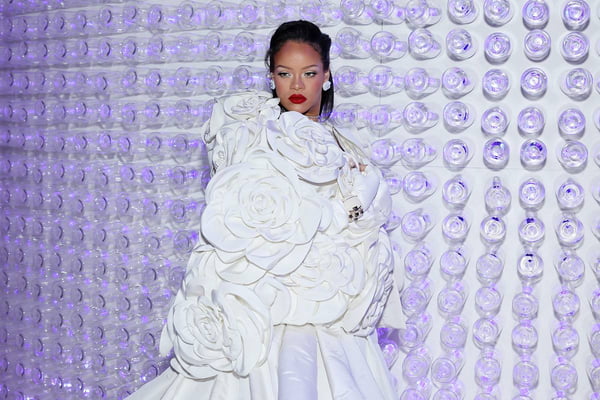 Na imagem com cor, a cantora Rihanna usa vestido branco - Metrópoles