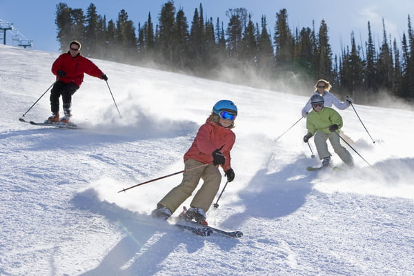 Família esquiando