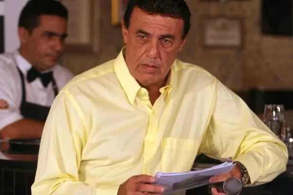 Jorge Perlingeiro usa blusa amarela de manga longa - Metrópoles