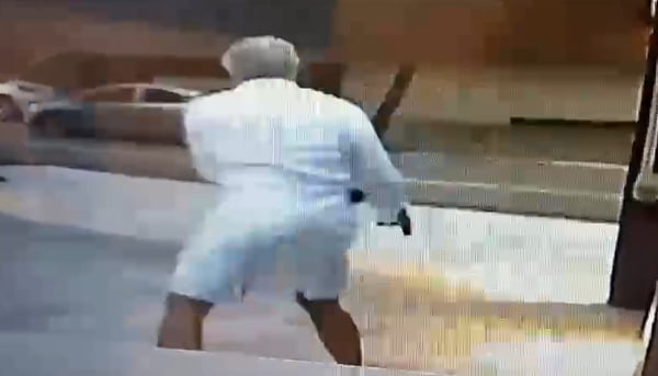 foto colorida de vídeo que mostra momento em que o empresário Rogério Saladino recebe polícia a tiros nos Jardins - Metrópoles
