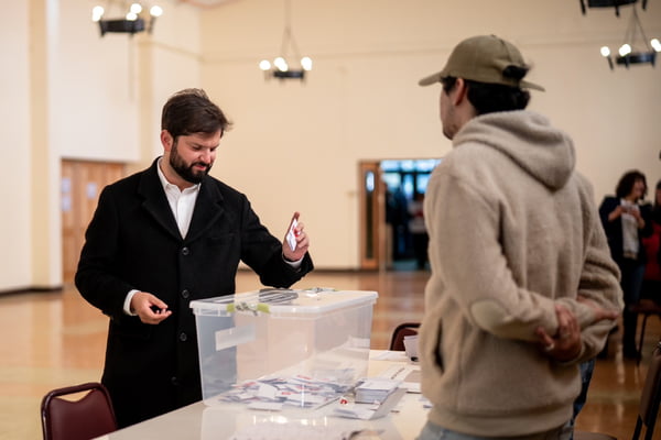 gabriel boric vota em plebiscito sobre nova constituição