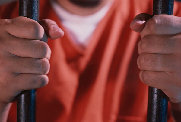 Homem segurando barra de cala em uma cadeia marido