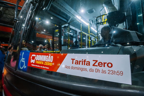 Imagem de vidro dianteiro de ônibus com adesivo do "Tarifa Zero" - Metrópoles