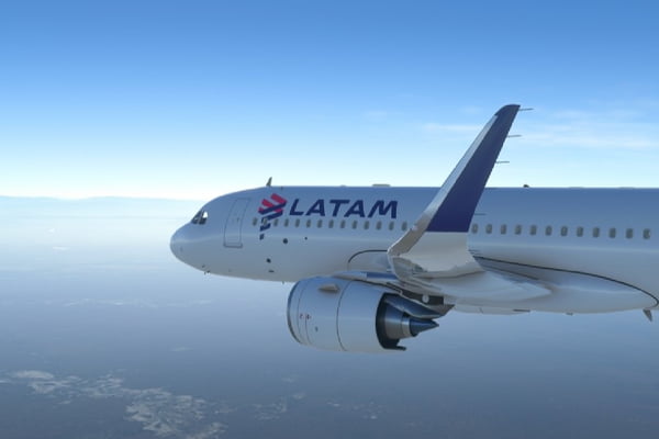 Foto colorida de avião da Latam - Metrópoles