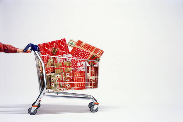 Imagem de carrinho de supermercado cheio de presentes de Natal - Metrópoles