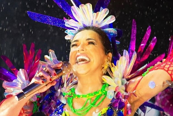 Foto colorida de Daniela Mercury no Carnaval - Metrópoles