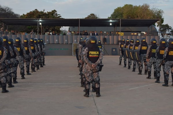 Imagem colorida mostra soldados da Força Nacional enfileirados - Metrópoles