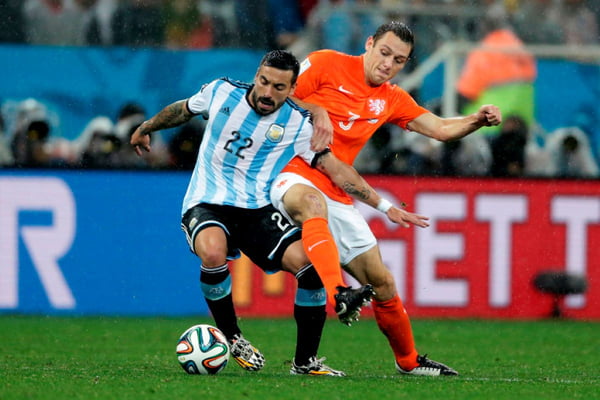 Imagem colorida de Ezequiel Lavezzi, da Argentina, em duelo contra Stefan De Vrij, da Holanda, durante a Copa do Mundo- Metrópoles