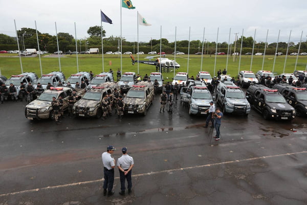 Fotografia colorida mostra policiais militares em frente ao Comando-Geral da PMDF