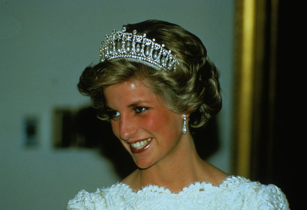 Na imagem com cor, a princesa Diana com coroa - Metrópoles