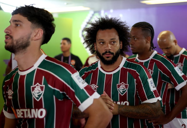Imagem colorida de jogadores do Fluminense - Metrópoles