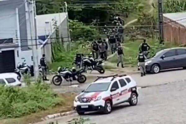 Imagem colorida mostra Polícia Militar da Paraíba durante prisão de suspeito de rapto e tentativa de estupro - Metrópoles