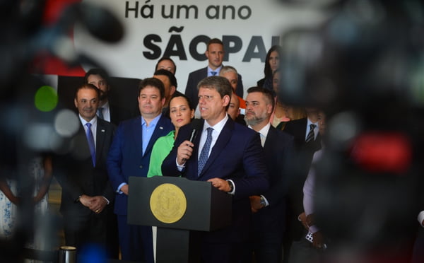 Imagem colorida mostra Tarcísio de Freitas cercado de pessoas durante entrevista - Metrópoles