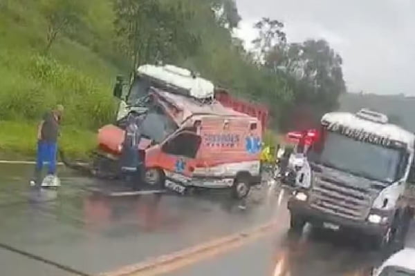 imagem colorida acidente ambulancia e caminhao deixa 5 mortos mg