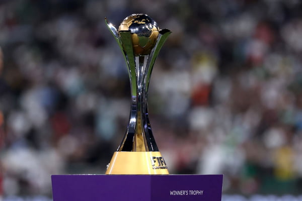 Imagem do troféu mundial de clubes da Fifa- Metrópoles