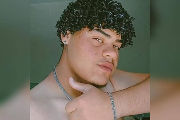 Imagem colorida de um homem com cabelos encaracolados - Metrópoles