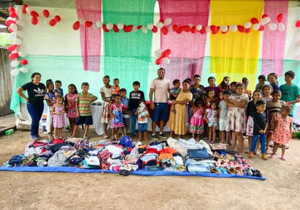 Imagem colorida de Afetados pela Usina de Belo Monte ganhando doações de Natal