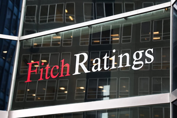 Imagem colorida do logotipo da Fitch Ratings, uma das três maiores agências de classificação de risco do mundo, em uma unidade da empresa - Metrópoles