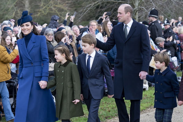 Kate Middleton e príncipe William com princesa Charlotte, príncipe George e príncipe Louis
