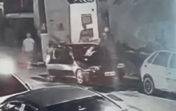 Imagem de pessoas brigando em volta de um carro preto - Metrópoles