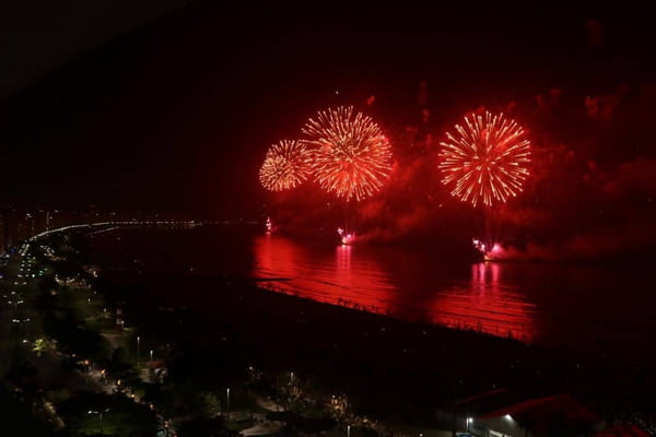 Imagem mostra queima de fogos no mar em festa de Ano Novo - Metrópoles