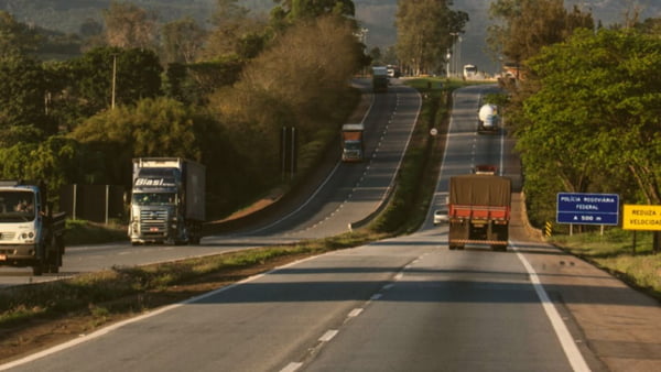 Imagem colorida mostra trecho da rodovia Fernão Dias, que terá um aumento no pedágio - Metrópoles