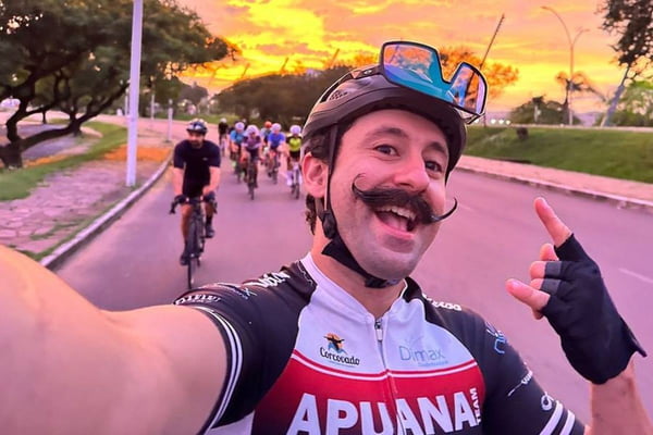 Foto colorida do ciclista Eduardo Macedo - Metrópoles