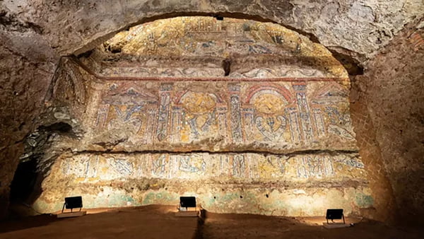 Mosaico de conchas de 2.300 anos descoberto em casa luxuosa em Roma