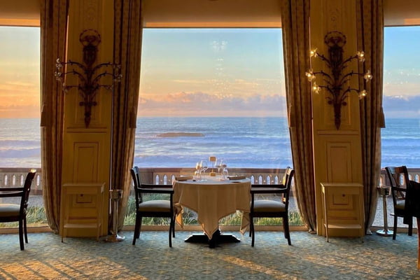 vista do restaurante do Hotel du Palais na FRança