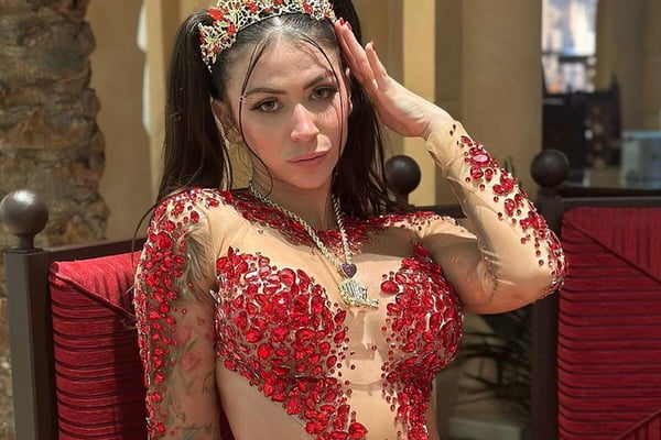 MC Pipokinha posa de look vermelho, que incluí uma tiara, durante o cruzeiro de Neymar - Metrópoles