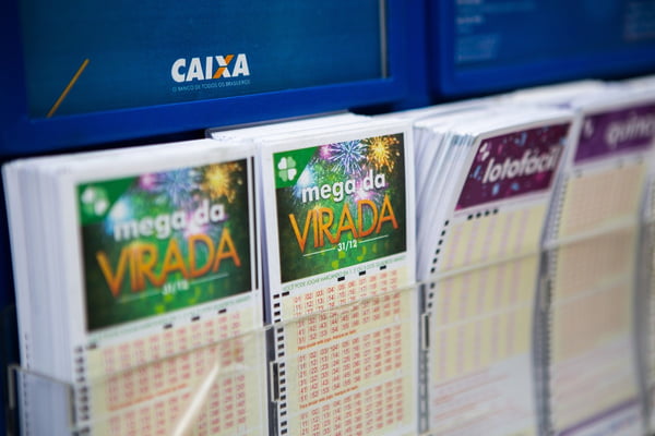 Imagem colorida de lotéricas do DF com apostadores da Mega da Virada