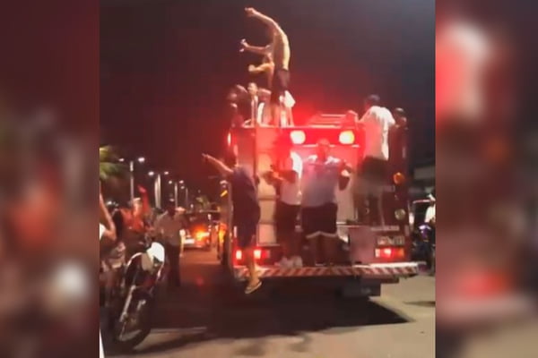 foto colorida mostra turistas dançando funk em caminhão dos bombeiros que se dirigia a uma ocorrência de incêndio em Peruíbe - Metrópoles