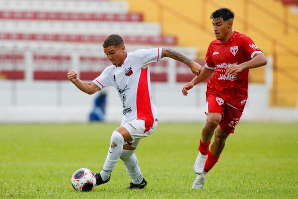 Jogadores em disputa de bola durante o primeiro jogo da Itapirense na Copinha