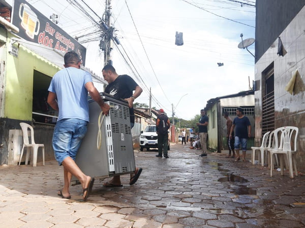 Brasília (DF) 03/01/24 Moradores da Vila Cauhy, no Núcleo Bandeirante, limpam as casas e reorganizam a vizinhança após enchente durante a noite de ontem (2/1)