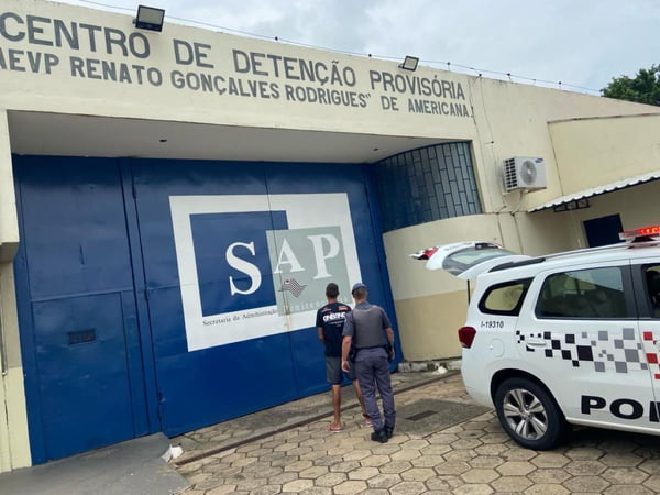 foto colorida de preso beneficiado com a saidinha temporária de Natal sendo reconduzido ao CDP de Americana após descumprir regras do benefício - Metrópoles