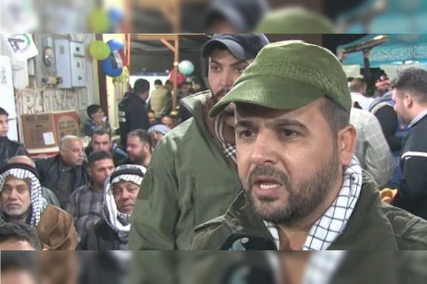 Imagem colorida mostra líder militar iraquiano Abu Taqwa Al-Said durante uma reunião