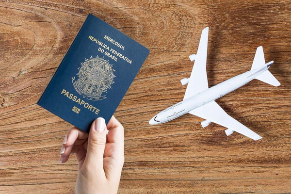 Passaporte com um avião na foto