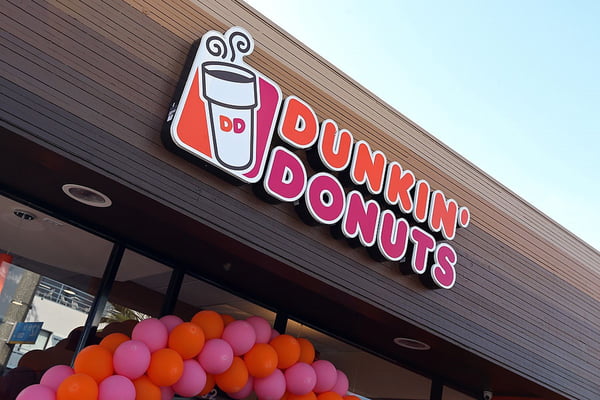 Imagem colorida mostra fachada da Dunkin' Donuts - Metrópoles
