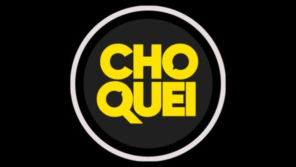 Logo da página Choquei, com fundo preto e o nome da marca em amarelo dentro de um círculo de aro branco - Metrópoles