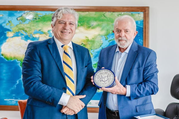 Imagem do presidente Lula ao lado do embaixador do Brasil na Palestina, Alessandro Candeas