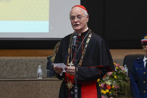 Imagem colorida mostra o cardeal Odilo Scherer, arcebispo de SP, falando ao microfone. Ele é um homem idoso, branco, e veste uma batina católica - Metrópoles