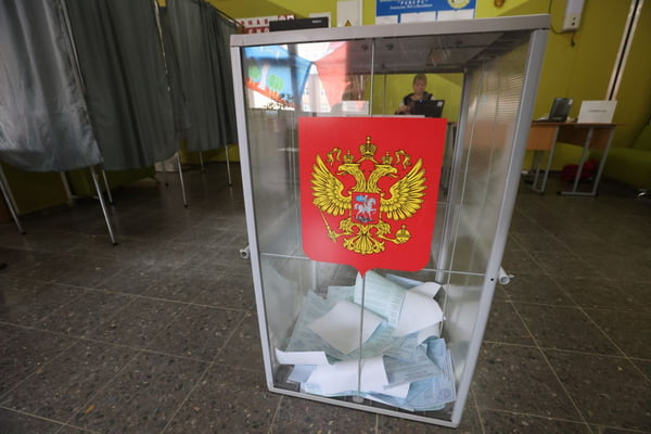 Imagem colorida mostra urna eleitoral russa - Metrópoles