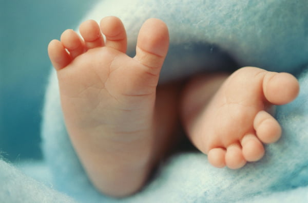 Imagem colorida de pé de bebê - Metrópoles