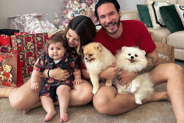 Viih Tube e Eli posam com Lua e os cachorros no Natal - Metrópoles