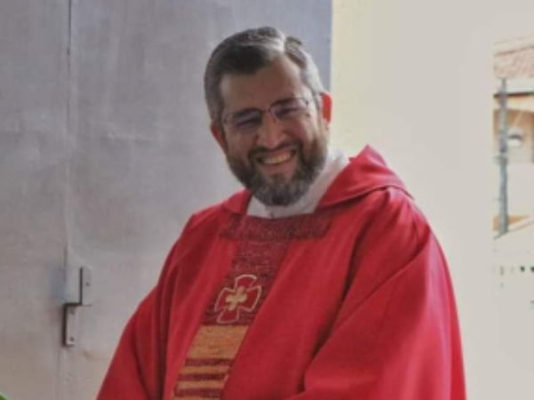 Imagem colorida mostra o padre Wendel Ribeiro, um homem branco com barba grisalha vestido com batina vermelha - Metrópoles
